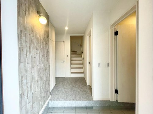 【QUAD】 東大和市向原４丁目の玄関|玄関に大きなシューズクローゼットがあるのでご家族全員分楽々収納できます！