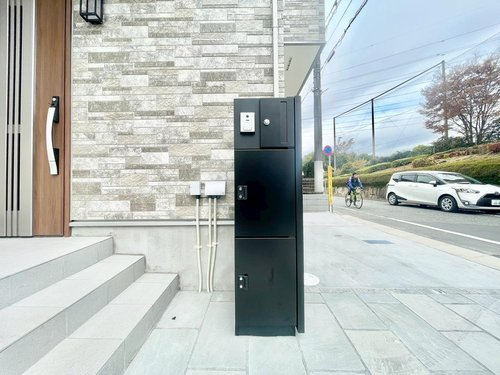 【QUAD】 東大和市向原４丁目の玄関|訪れる人を優しく迎える、スタイリッシュな玄関。