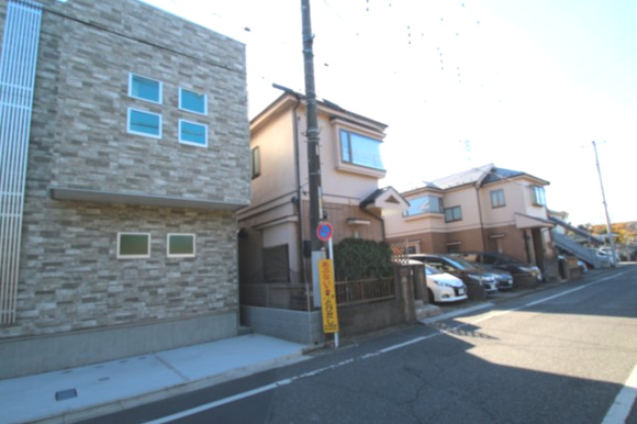 【QUAD】 東大和市向原４丁目の外観|長期優良住宅認定の物件♪※長期優良住宅とは、「長く良好な状態で住み続けるための措置を講じた性能の高い住宅」を指し、「長期優良住宅の普及の促進に関する法律」に基づき認定された住宅です。