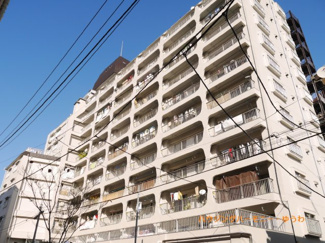 【外観】 | モダンでスタイリッシュな印象を与えるグレーを基調とした外観。