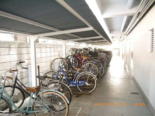 【その他共用部分】 | タカシマ志村マンション | 屋根付きの駐輪場となっていますので、雨の日でも大切な自転車が濡れずに済みます。