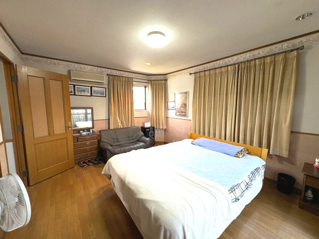 300㎡越えの宅地！　鹿沼市上殿町　中古戸建の寝室|広くて明るい寝室