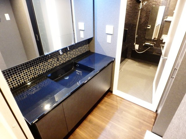 アルス西宮ルシーディアの独立洗面台|洗面化粧台はＬＩＸＩＬ製「ルミシスボウル一体タイプ」を採用しています。
タッチレス水栓、スイッチが標準装備のハイグレード洗面化粧台です。