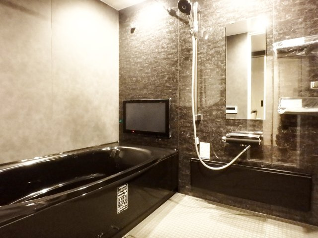 アルス西宮ルシーディアの浴室|浴室はＬＩＸＩＬ製「リノビオＶシリーズ」を採用しています。（1620サイズ）
サーモバス、エコアクアシャワー、浴室暖房乾燥機、24型の浴室テレビが設置されています。