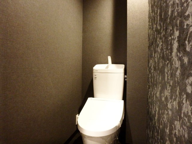 アルス西宮ルシーディアのトイレ|トイレはＬＩＸＩＬ製「アメージュＺ」を採用しています。
洗面所、浴室、トイレはホテルライクなラグジュアリーモダンの内装に仕上げました。