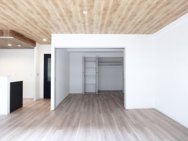 アルス西宮ルシーディアの洋室|リビングに併設している約6帖の洋室は、3枚の引き戸で仕切られているため、引き戸を開放すると大きなリビングとして使用することができます。収納力の高い、奥行きのあるクローゼットもございます。