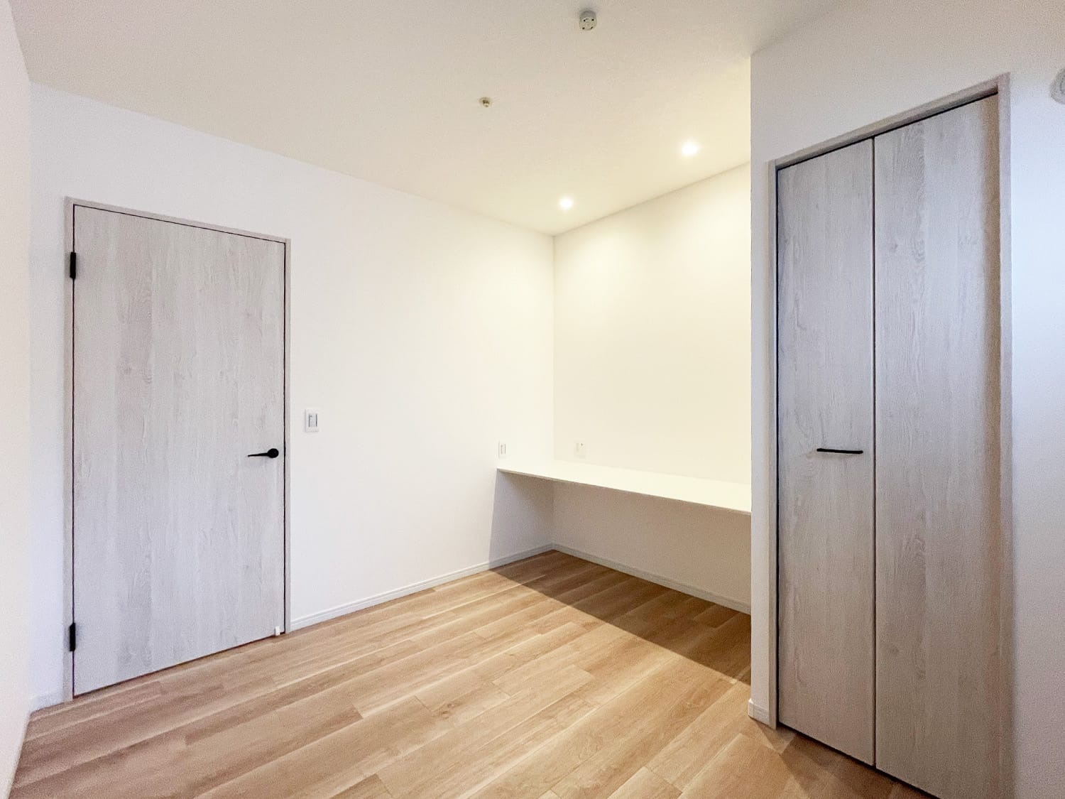 アルス西宮ルシーディアの洋室|約5.5帖の洋室にはカウンターを新設しました。在宅ワークや、お子様の勉強机としてご使用いただけます。