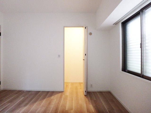 アルス西宮ルシーディアの収納|約8帖の洋室にはウォークインクローゼットもございますので是非ご活用ください。全居室に収納スペースがございますので、お荷物、お洋服が多い方でも安心です。