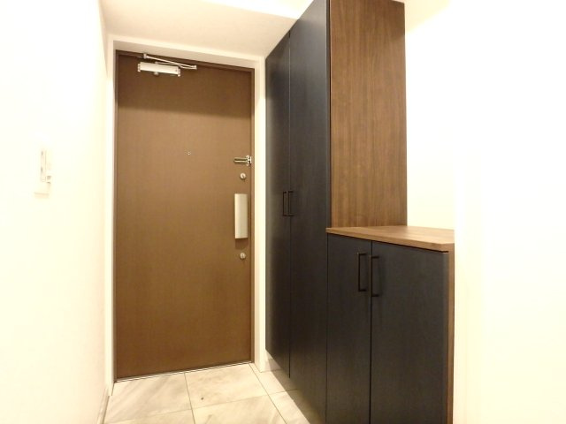 アルス西宮ルシーディアの玄関|玄関にはPanasonic製「VERITIS」の大きなシューズボックスを新設いたしました。収納力はもちろんのこと、ネイビーオーク柄のお洒落なシューズボックスです。