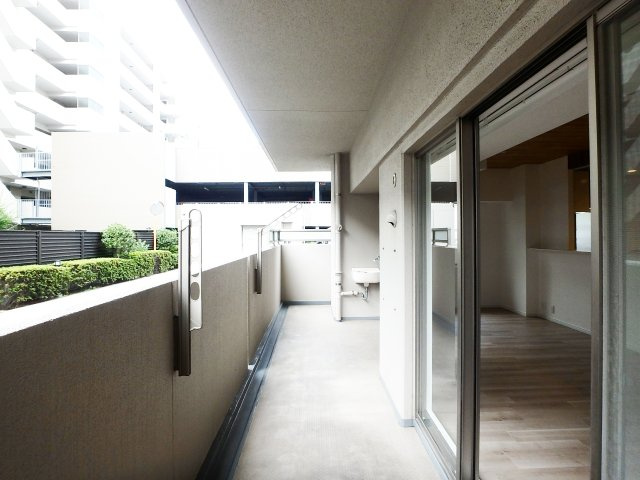 アルス西宮ルシーディアのバルコニー|Ｌ字型の開放感のある、最大出幅約1900ｍｍのワイドバルコニーです。スロップシンク、防水コンセントも設置されています。