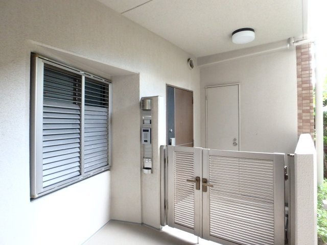 アルス西宮ルシーディアの玄関|独立性の高い、専用ポーチ付き住戸です。玄関扉の横にはトランクルームがございますので、是非ご活用ください。