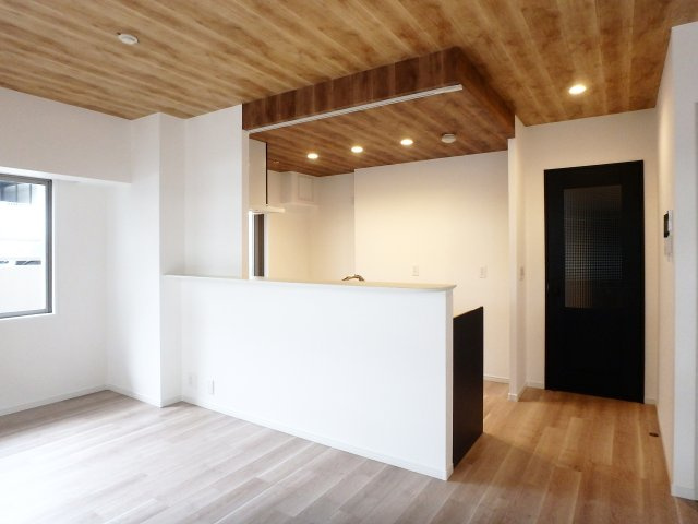 アルス西宮ルシーディアの居間・リビング|令和7年11月、室内全面リフォーム済み。情熱の国スペインをモチーフとしたスパニッシュスタイルの内装に仕上げました。ハイグレード設備を採用したこだわりのリフォームです。