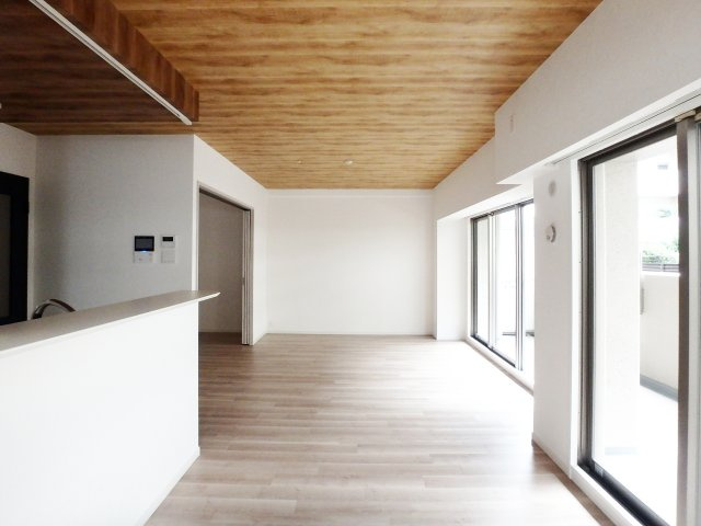 アルス西宮ルシーディアの居間・リビング|リビングダイニングには床暖房が2面設置されています。各居室の窓には、外部からの音の侵入を約25dB低減するT-1等級のセミエアタイトサッシを採用しています。