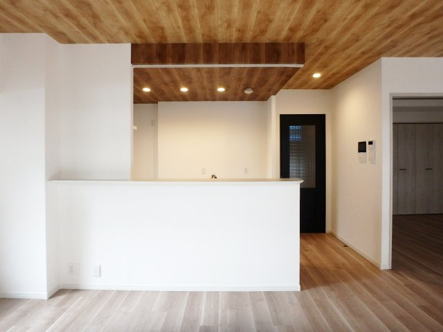 アルス西宮ルシーディアのキッチン|キッチン上部は折り上げ天井で、ダウンライトを設置しました。また、ライティングレールもございますので、お好みの間接照明等を設置いただけます。