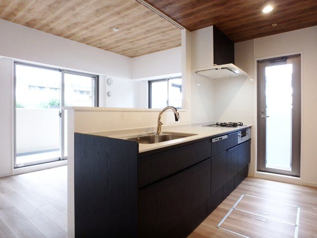 アルス西宮ルシーディアのキッチン|キッチンは幅2700mmのＬＩＸＩＬ製「シエラＳ」を採用しています。ワークトップは人工大理石のシルフィーグレーカラー、扉はバーンウッドカラーの高級感のあるキッチンです。