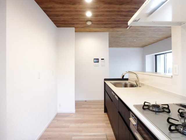 アルス西宮ルシーディアのキッチン|キッチン背面はしっかりとスペースがあるため、お好みの食器棚、冷蔵庫等を設置いただけます。コンロ側には勝手口、足元には収納力の高い床下収納もございます。