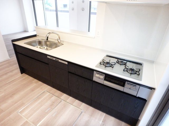 アルス西宮ルシーディアのキッチン|深底タイプの食器洗い乾燥機、タッチレス水栓、無水両面焼きグリルなどを採用した、他とは一味違う機能性に優れたシステムキッチンです。