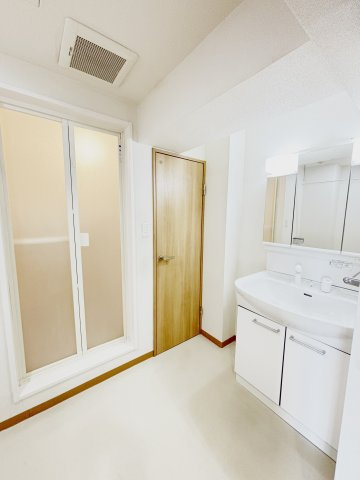 広々とした脱衣スペース