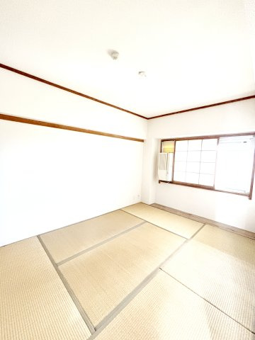 北側の和室6帖、廊下に面していない為、北側の暗さはなく明るいです。