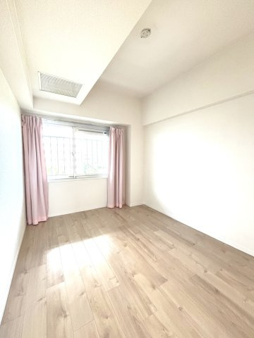 北側の洋室約5.5帖こちらも廊下に面していない為明るいです。