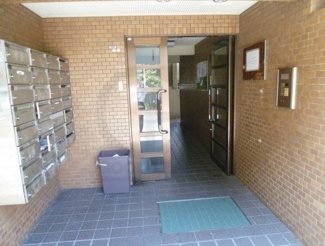 【その他共用部分】 | タイル調のエントランス内となります。