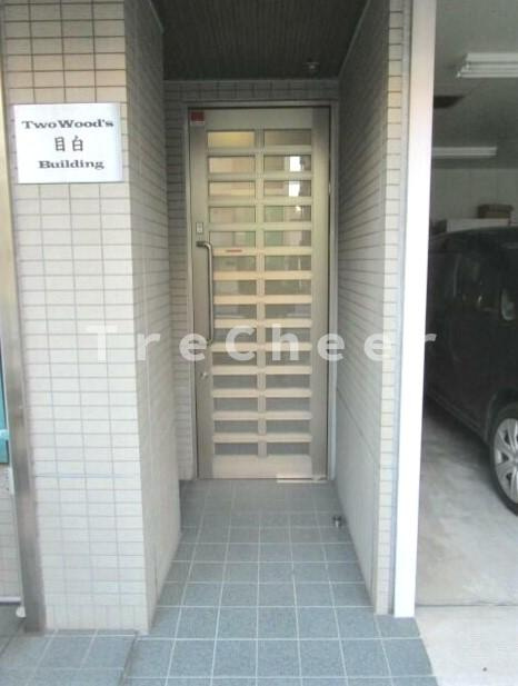 ツーウッズ目白ビルディングのエントランス