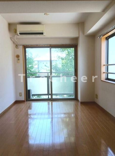 ツーウッズ目白ビルディングの居間・リビング