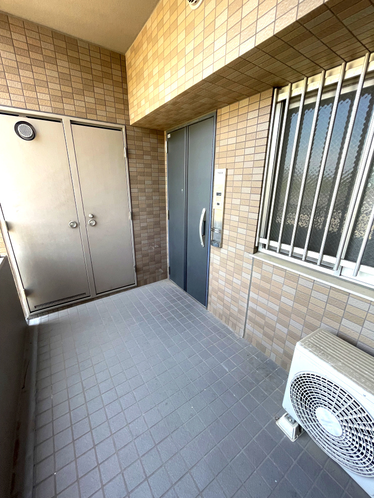 サーパス古高松駅前の玄関