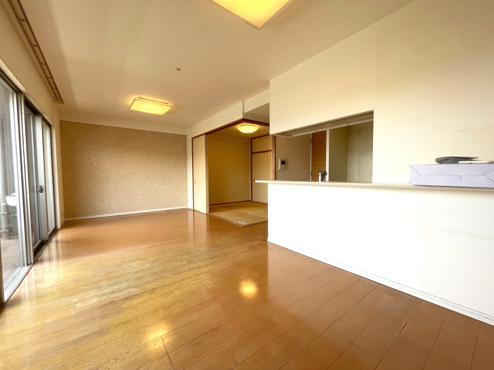 サーパス古高松駅前の居間・リビング