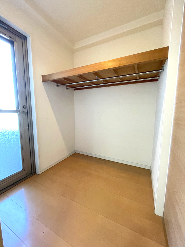 サーパス古高松駅前の収納|キッチンの隣にある「ウォークインクローゼット」は、東側のバルコニーにつながっています