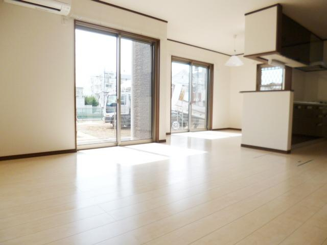 さいたま市桜区西堀２丁目の一戸建ての居間・リビング|ゆったりとしたリビングです