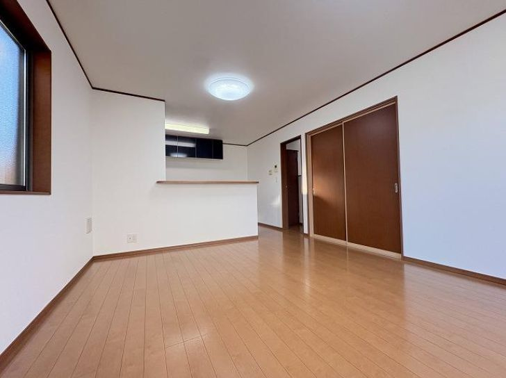 南区下溝　中古戸建の居間・リビング|こちらのリビングで趣味の時間をお楽しみください