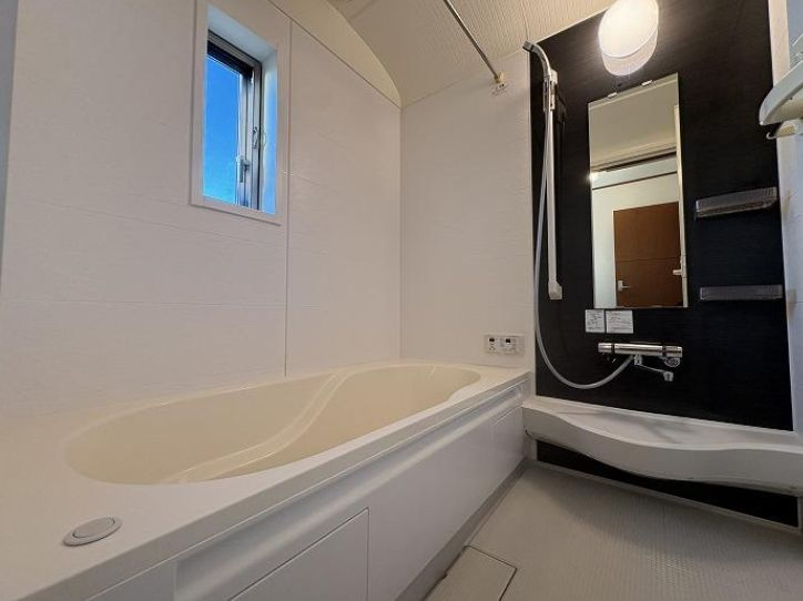 南区下溝　中古戸建の浴室|落ち着いた空間のお風呂です