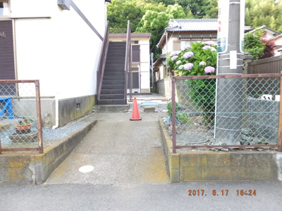 １号室側エントランス・階段