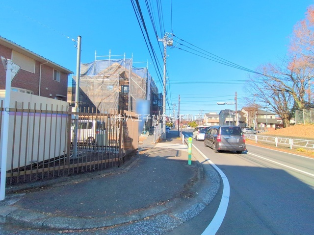 『八王子市新築戸建て』八王子市片倉町1077-4【仲介手数料無料】　１３期の前面道路含む現地写真|～仲介手数料無料☆八王子ひなた不動産～八王子市片倉町　新築戸建て