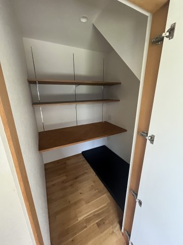 中古住宅　川島松原町の収納|階段下収納