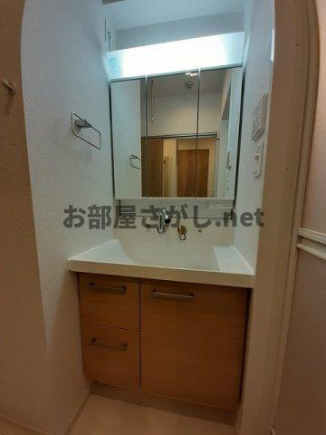 ジーヴイ　アリイ　アサクサの洗面所|脱衣スペースもあります