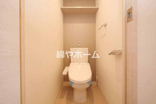 サムティ大阪GRAND EASTのトイレ|落ち着いた色調のトイレです