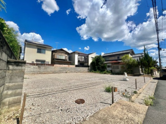 【前面道路含む現地写真】 | コンビニやスーパー、ドラッグストアが徒歩10分圏内にあるので毎日のお買物もスムーズ。
少し足を伸ばすと《MOMOテラス》があるので気軽にショッピングが楽しめます。