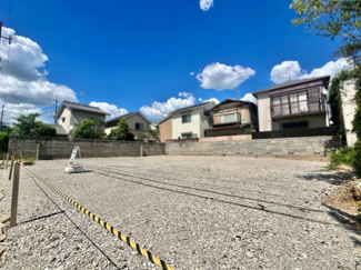 【前面道路含む現地写真】 | 広々とした《間口9m》が魅力の土地。プランニングの自由度が高く、多彩な間取りに対応可能です。