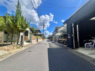 【前面道路含む現地写真】 | 伏見区桃山与五郎町　2区画　土地分譲地 | 前道は約5ｍのゆったりとした広さ。間口も9ｍと広々しているので落ち着いて駐車できます。
車通りの少ない閑静な住宅地ですので、運転が苦手な方も安心です。