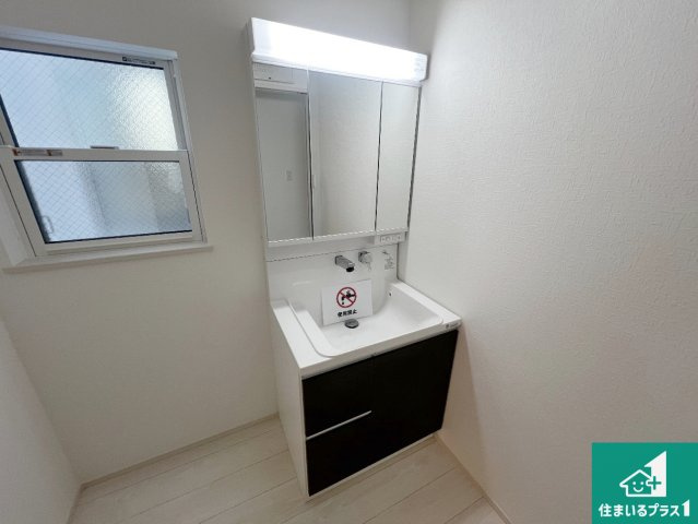 松原市天美北　第2期　新築一戸建ての独立洗面台|清潔感のある洗面台です。フラットな鏡は掃除がしやすく毎日清潔！鏡裏には収納があるのでスッキリとした洗面台が保てます。