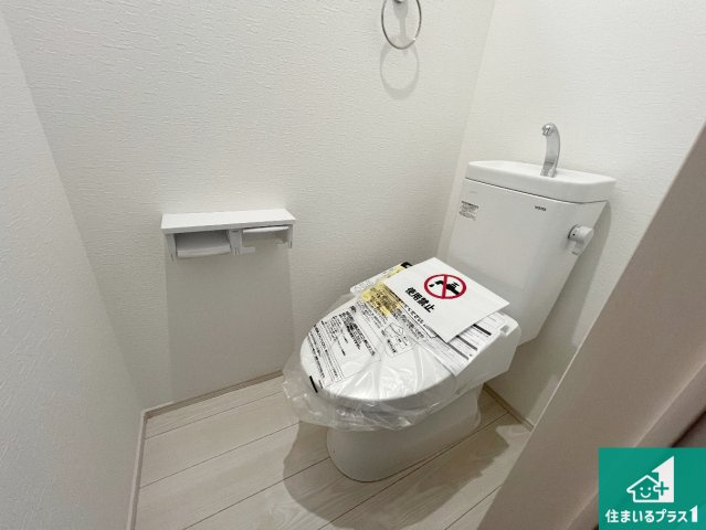 松原市天美北　第2期　新築一戸建てのトイレ|1・2階の2ヶ所にあるので、朝の忙しい時間の順番待ちもなく、深夜の利用にも大変便利です。