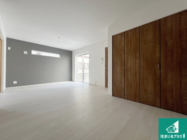 松原市天美北　第2期　新築一戸建ての居間・リビング|日当たり良好の明るいリビングで朝の目覚めもスッキリできそう！対面キッチンでご家族のコミュニケーションも自然と増える設計！小さなお子様が遊ぶスペースを作っても広々とくつろげるLDK！