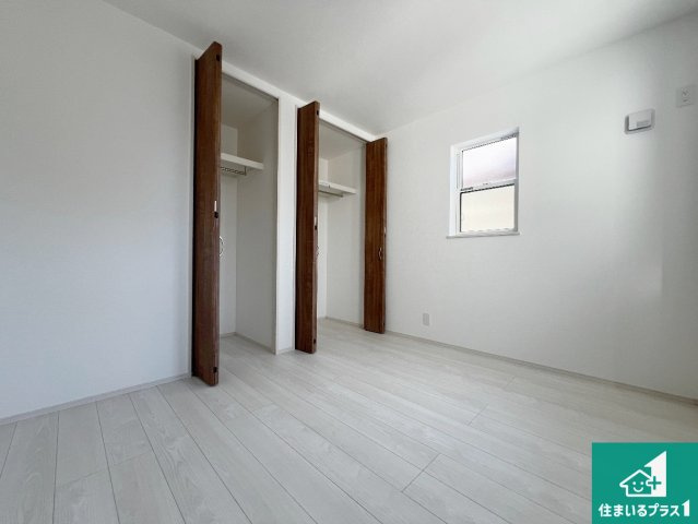 松原市天美北　第2期　新築一戸建ての洋室|収納スペースが充実しているので子供の成長に合わせてたくさん収納ができます！家族構成に合わせた様々な活用ができる収納！