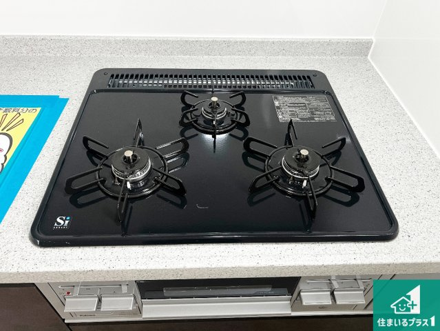 松原市天美北　第2期　新築一戸建ての設備|ダブル高火力Ｓｉセンサー付きコンロ！３口あるので、まとめて料理をする時も大活躍！