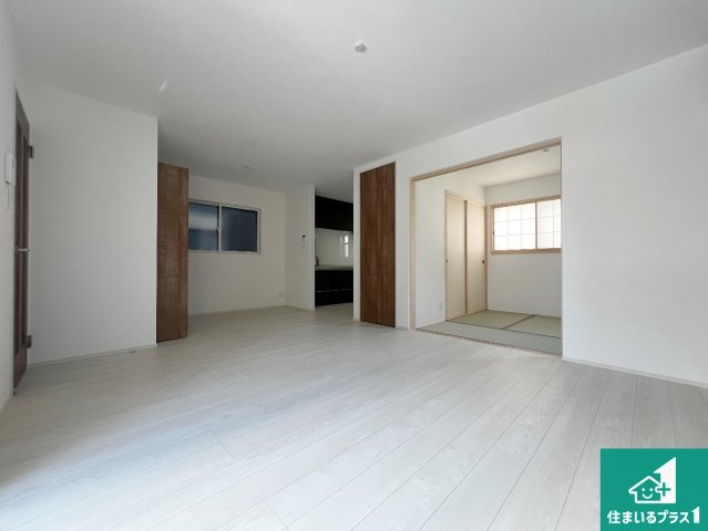 松原市天美北　第2期　新築一戸建ての居間・リビング|シンプルなリビングは、観葉植物等のインテリアを楽しめますね！パパ好みにも、ママ好みにも家具次第で雰囲気を変えることができます！