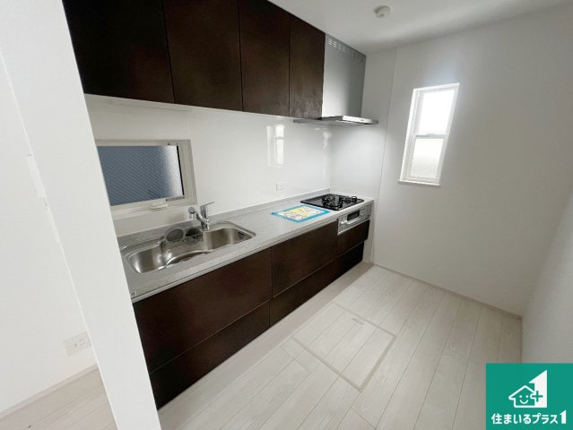 松原市天美北　第2期　新築一戸建てのキッチン|リビングと統一感があり、使い勝手のいいキッチン。広々としているので、二人並んで作業が出来ちゃいます。お子様と一緒に色々なお料理に挑戦できるスペースがあります。