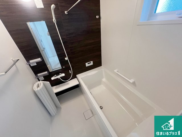 松原市天美北　第2期　新築一戸建ての浴室|足をゆったり伸ばして寛げる浴槽です。窓が設けられていますので差し込む光が明るく穏やかな雰囲気にしてくれます♪浴室乾燥機も設置しているので、雨の日の洗濯物も安心です♪