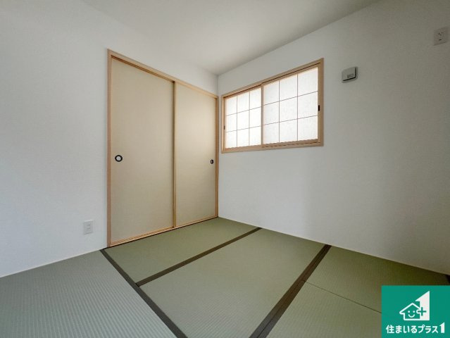 松原市天美北　第2期　新築一戸建ての和室|一室あると便利な和室は客間としてだけでなく、小さなお子様のプレイルームや食後のくつろぎスペースとしてもご利用いただけます。収納もついていますので大活躍間違いなし！
